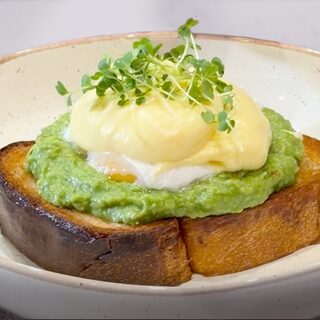 Guacamole Benedict, plated